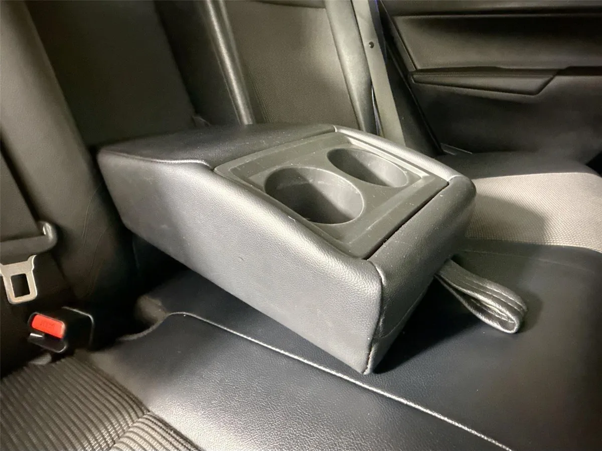 2017 Toyota Corolla SE thumbnail 32