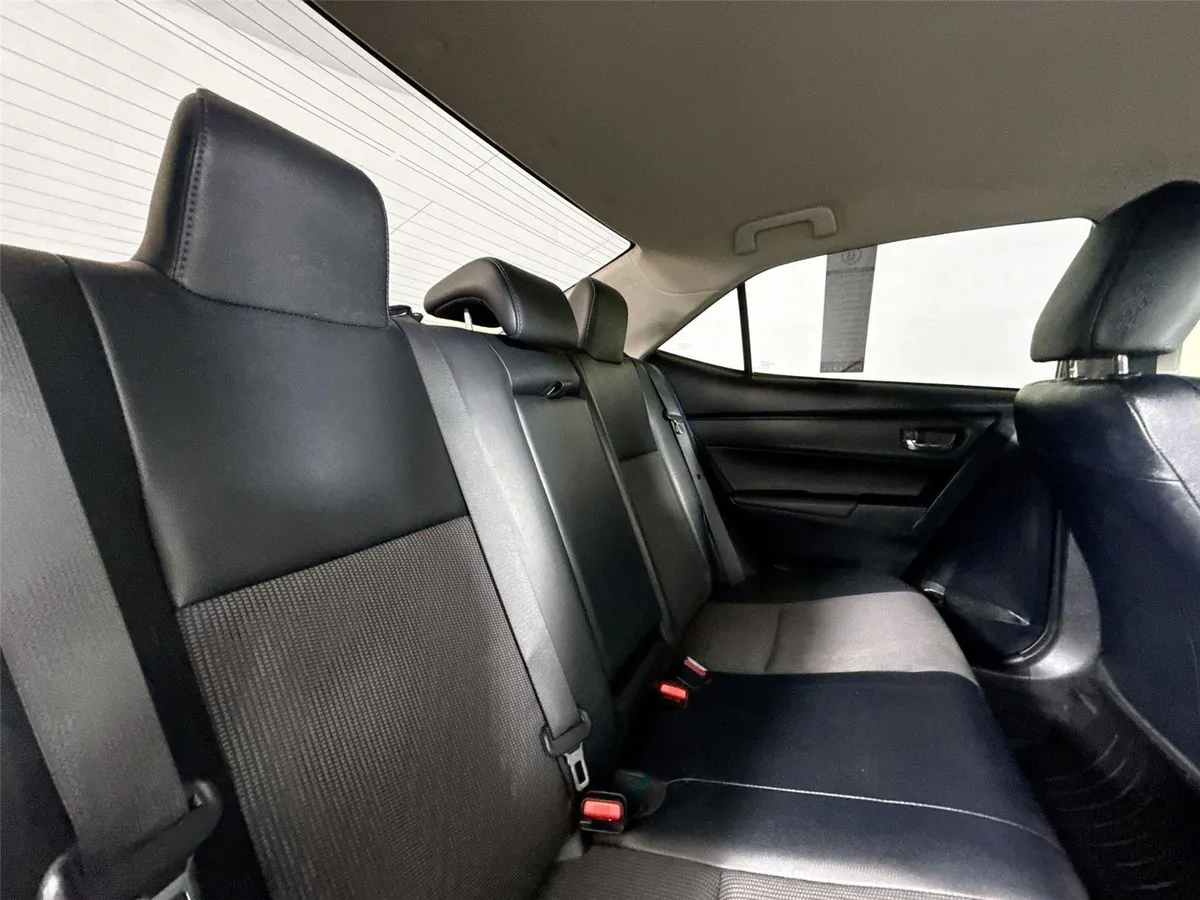 2017 Toyota Corolla SE thumbnail 33