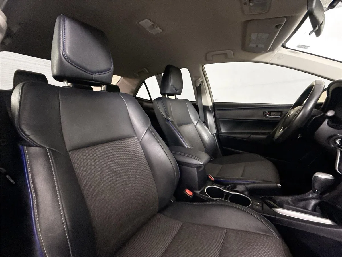 2017 Toyota Corolla SE thumbnail 34