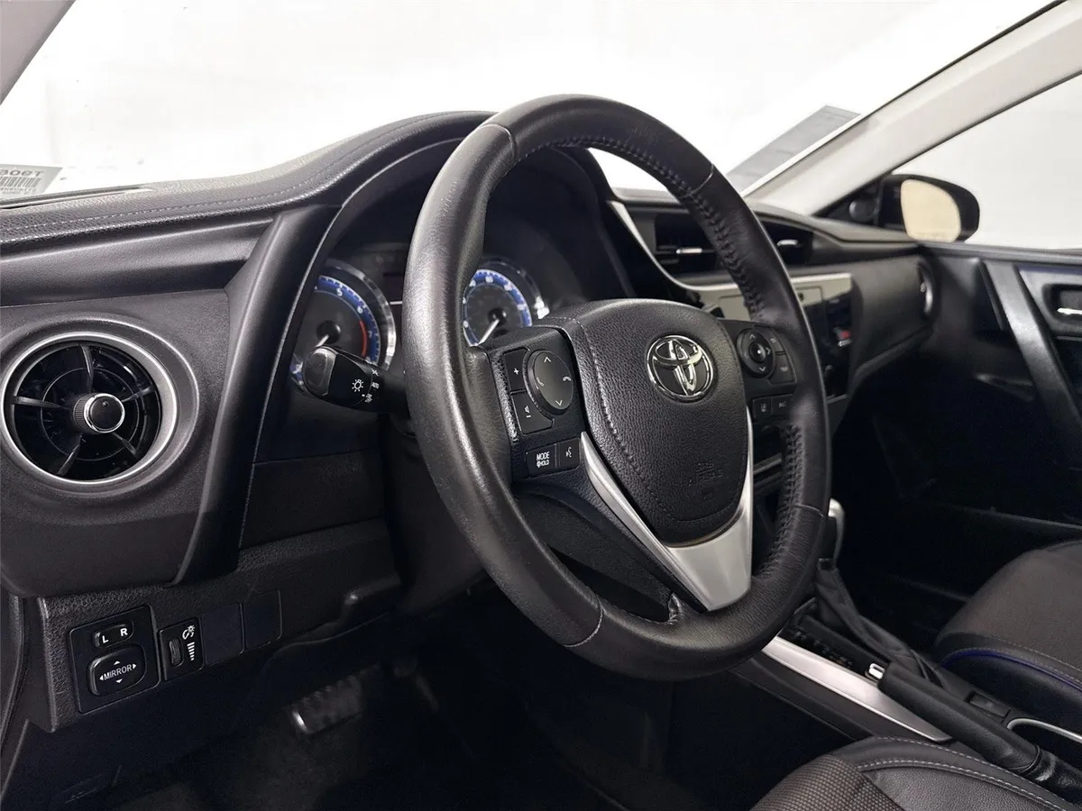 2017 Toyota Corolla SE thumbnail 4