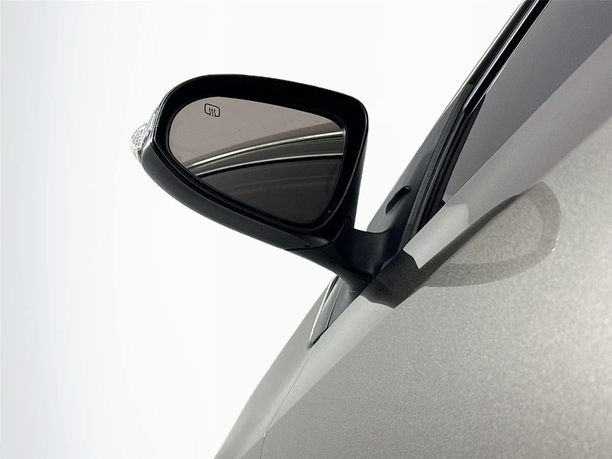 2017 Toyota Corolla SE thumbnail 5