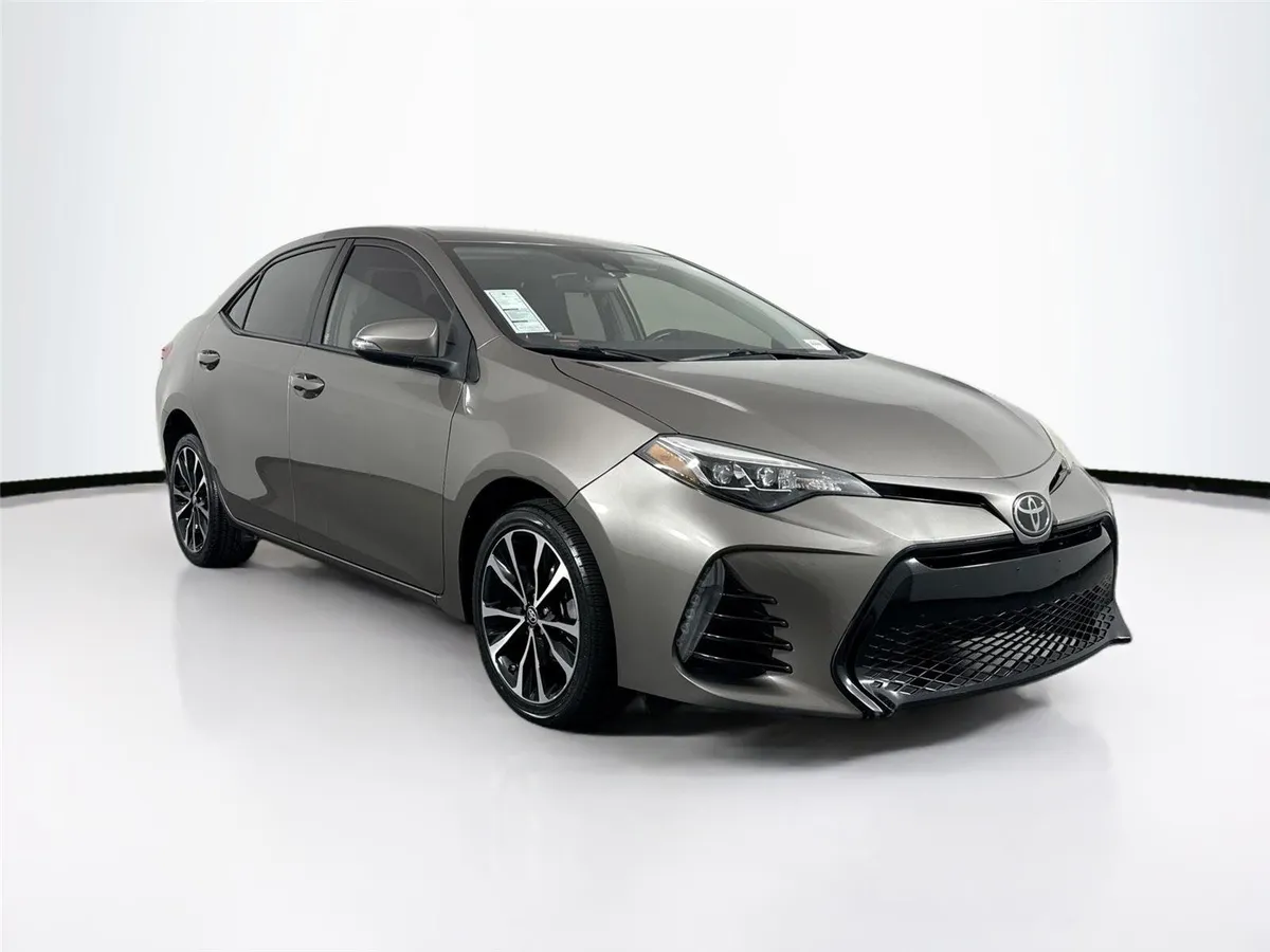 2017 Toyota Corolla SE thumbnail 8