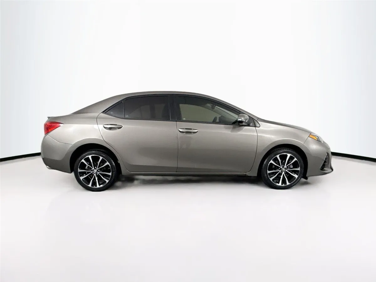 2017 Toyota Corolla SE thumbnail 9