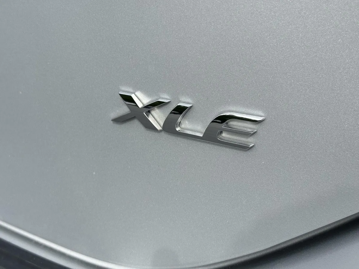 2017 Toyota Corolla XLE thumbnail 10