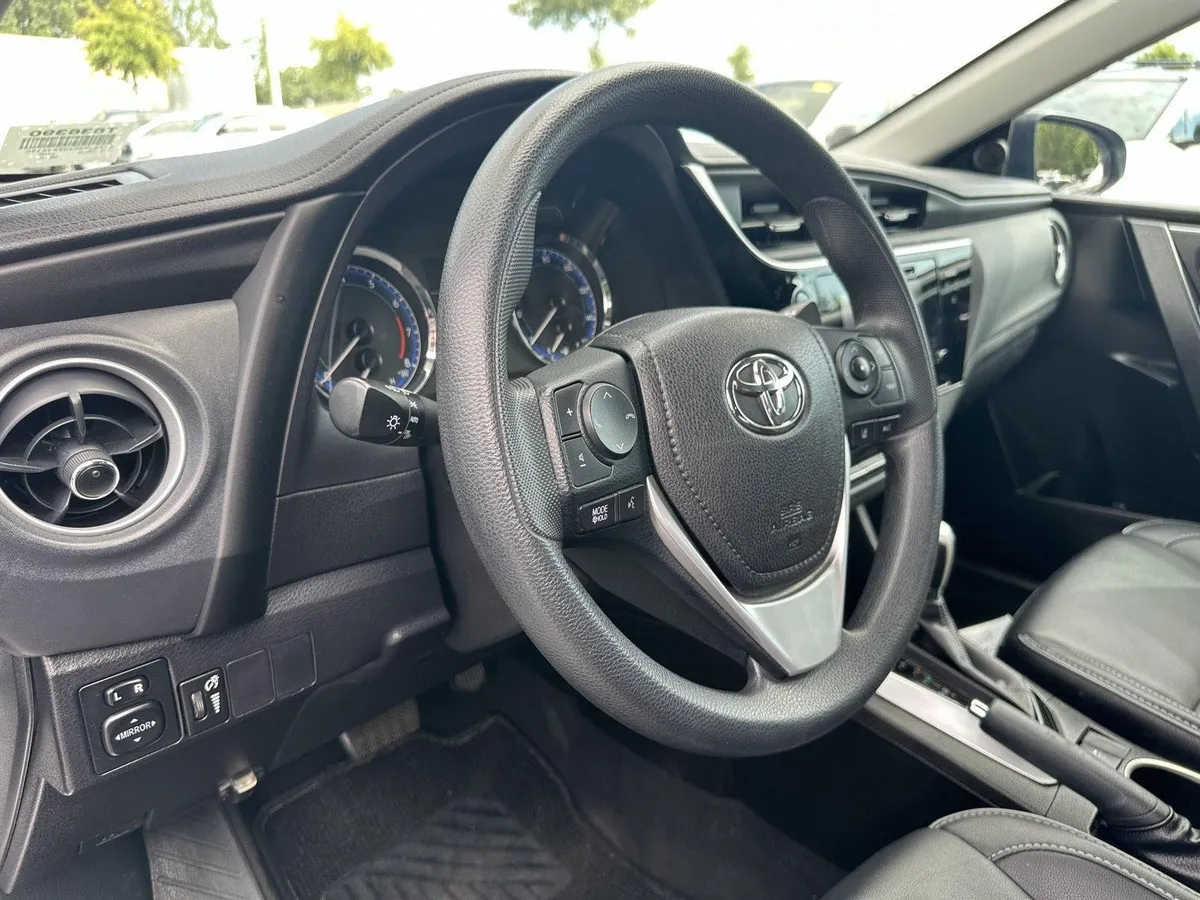 2017 Toyota Corolla XLE thumbnail 11