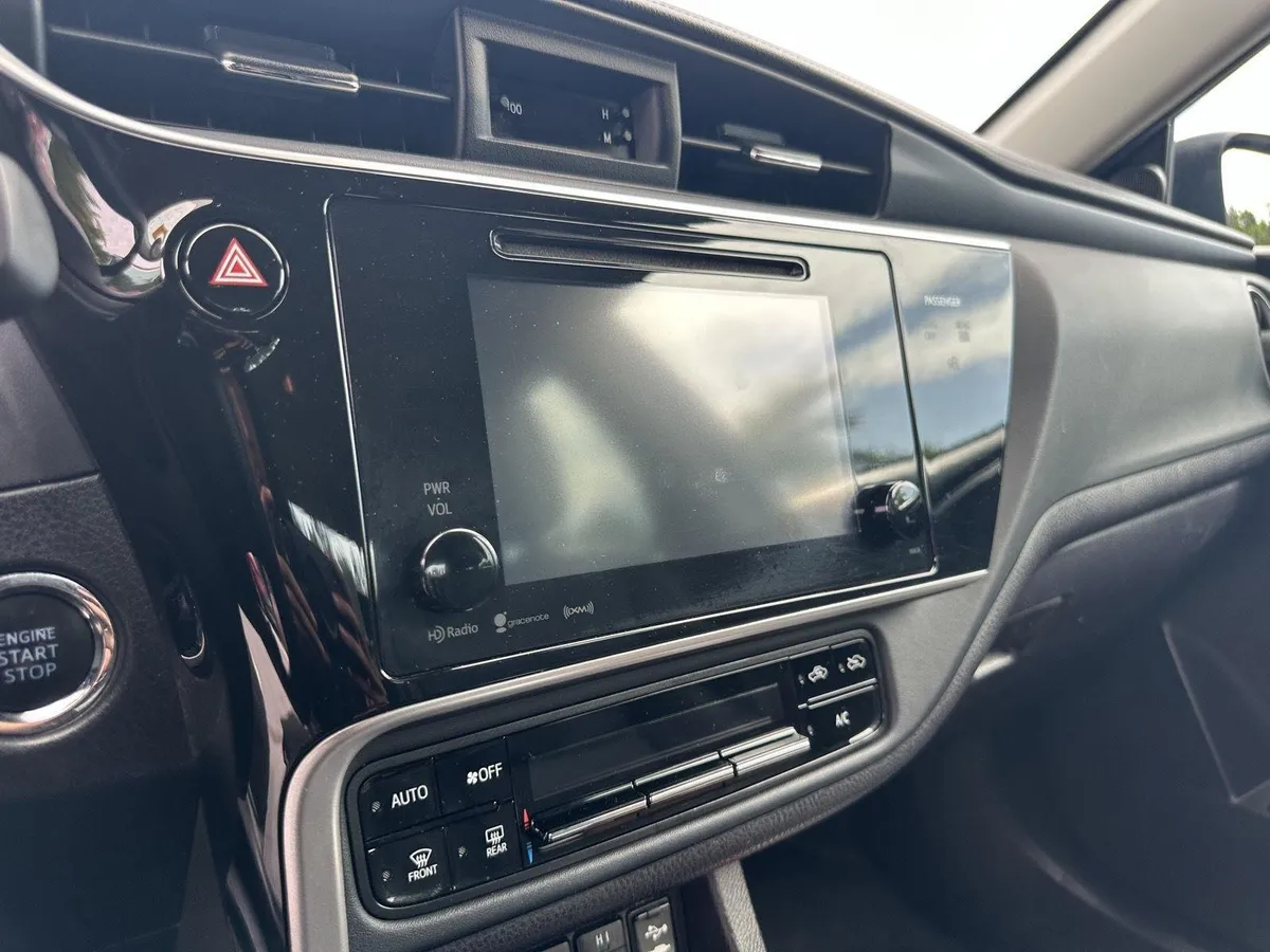 2017 Toyota Corolla XLE thumbnail 12