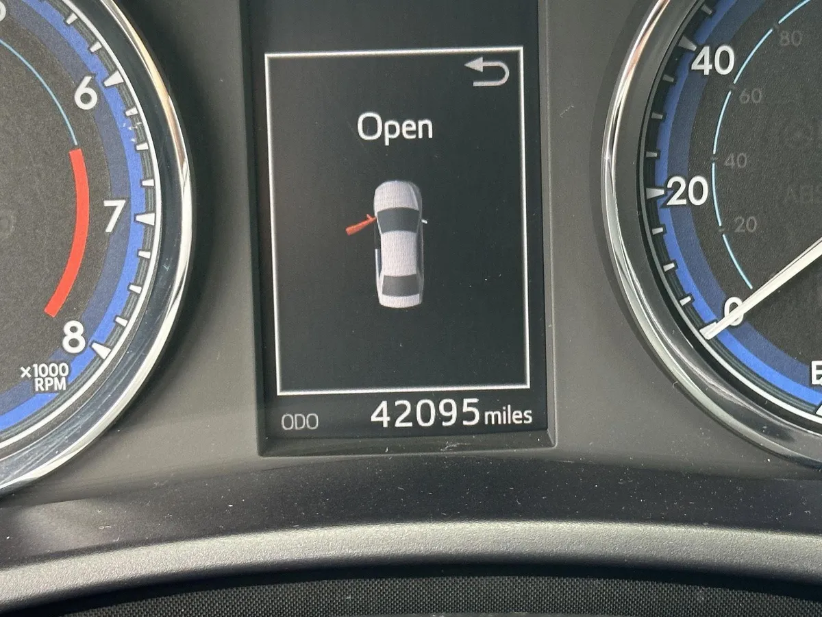 2017 Toyota Corolla XLE thumbnail 14
