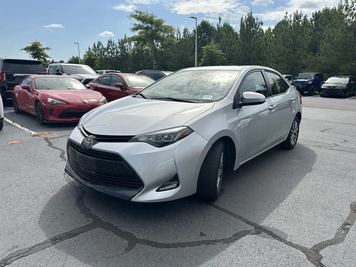 2017 Toyota Corolla XLE thumbnail 2