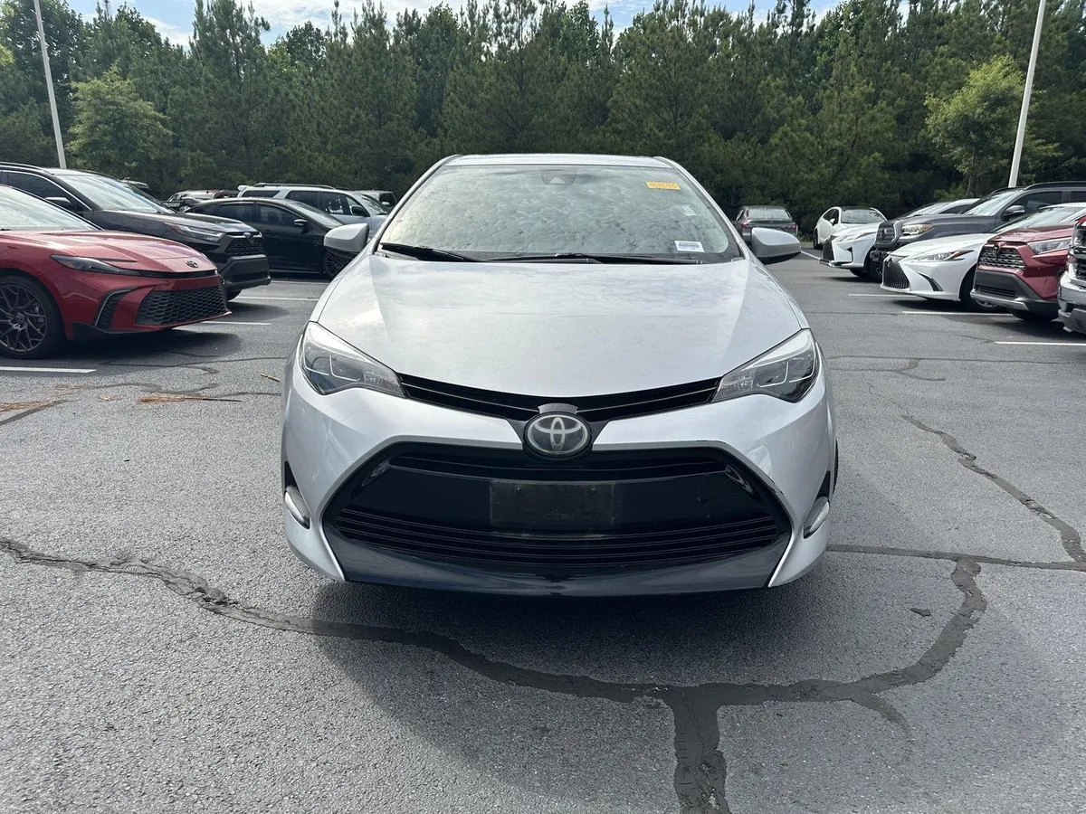 2017 Toyota Corolla XLE thumbnail 3