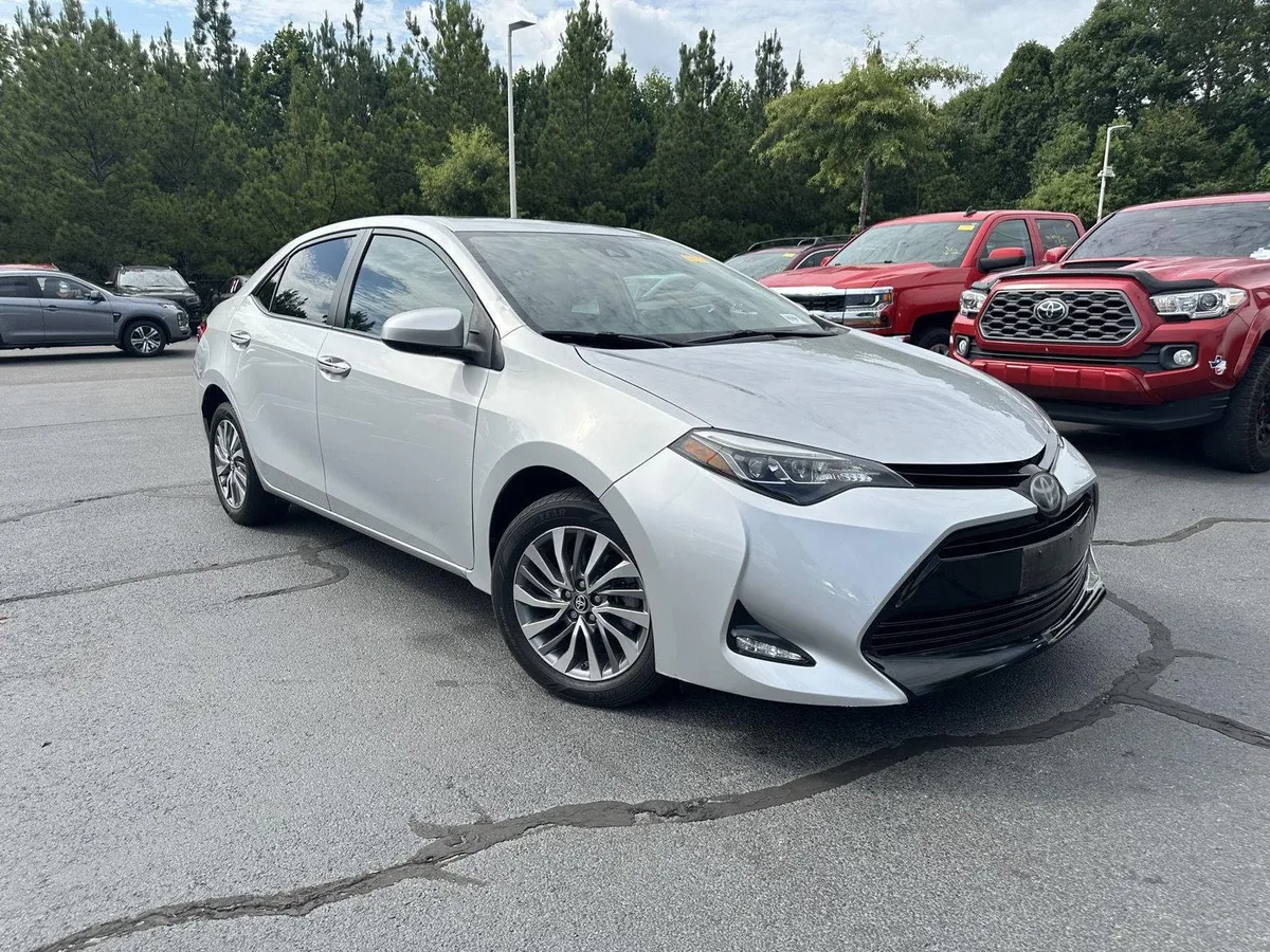 2017 Toyota Corolla XLE thumbnail 4