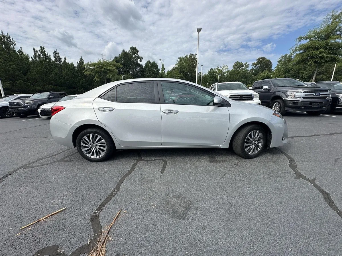 2017 Toyota Corolla XLE thumbnail 5