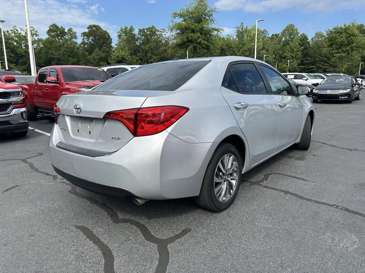 2017 Toyota Corolla XLE thumbnail 6