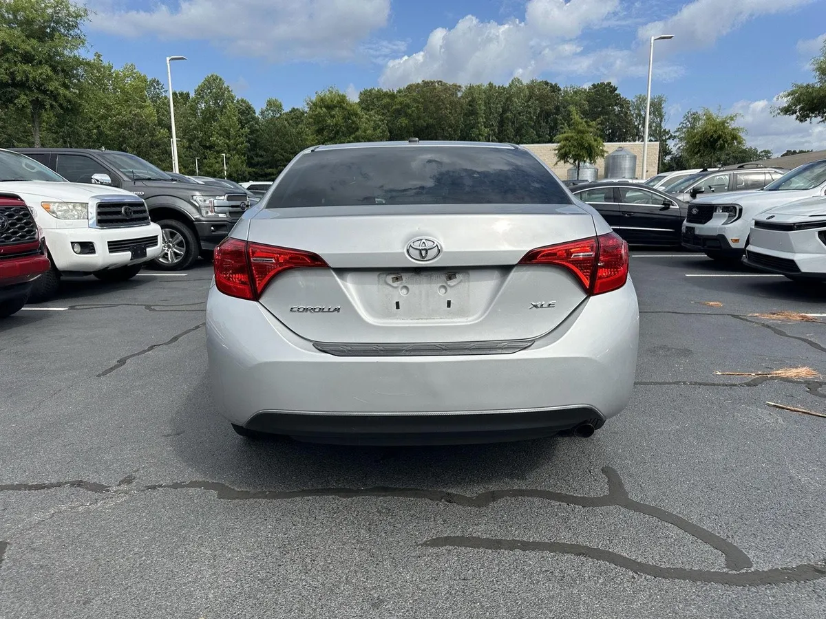 2017 Toyota Corolla XLE thumbnail 7