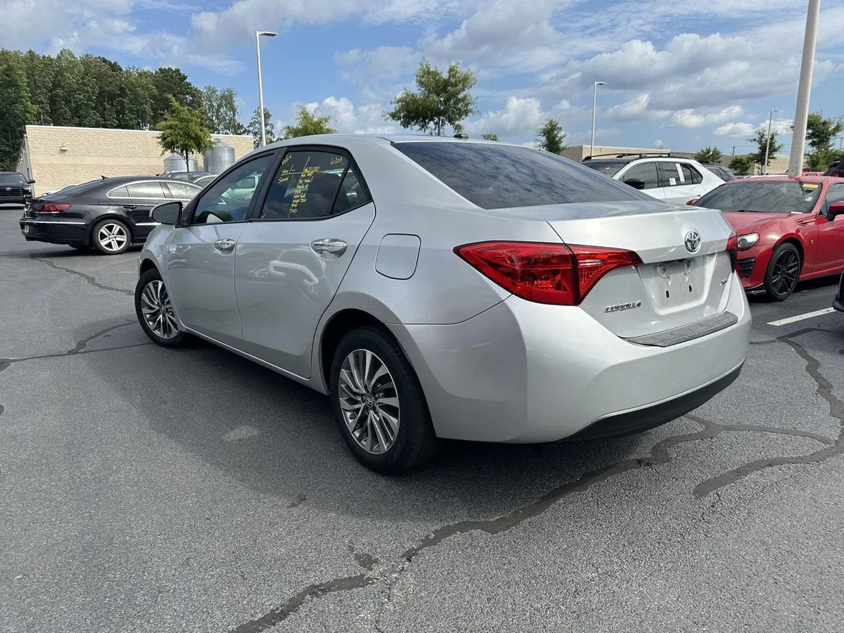 2017 Toyota Corolla XLE thumbnail 8