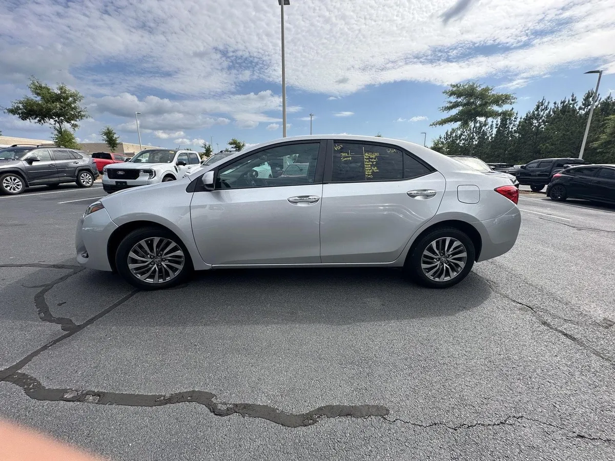 2017 Toyota Corolla XLE thumbnail 9