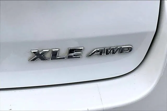 2017 Toyota HIGHLANDER thumbnail 10