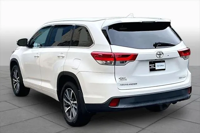 2017 Toyota HIGHLANDER thumbnail 12