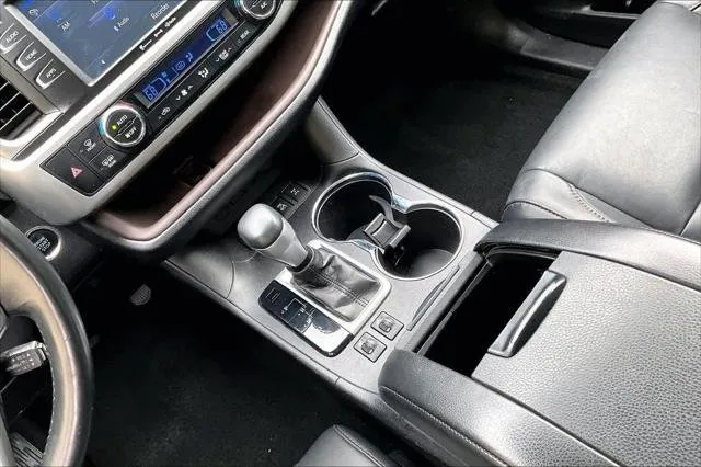2017 Toyota HIGHLANDER thumbnail 17