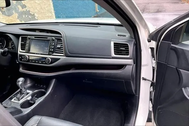 2017 Toyota HIGHLANDER thumbnail 19