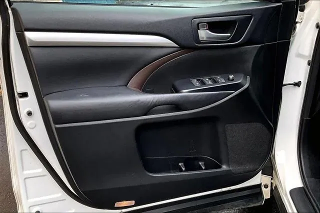 2017 Toyota HIGHLANDER thumbnail 22