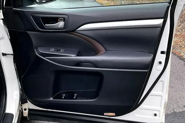 2017 Toyota HIGHLANDER thumbnail 23