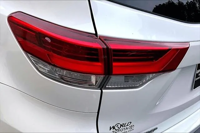 2017 Toyota HIGHLANDER thumbnail 28