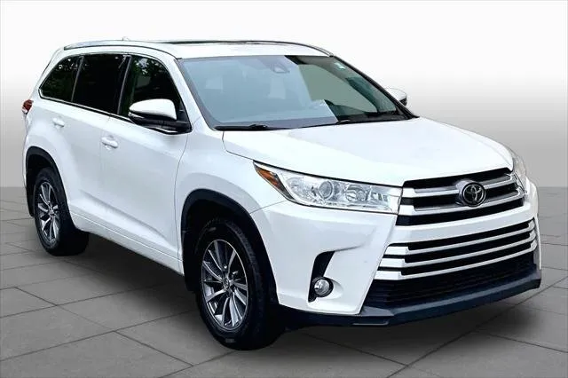 2017 Toyota HIGHLANDER thumbnail 3