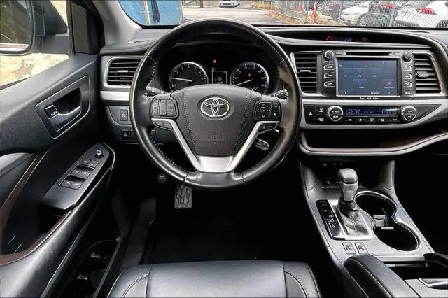 2017 Toyota HIGHLANDER thumbnail 6
