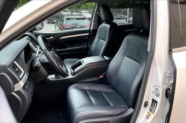 2017 Toyota HIGHLANDER thumbnail 8