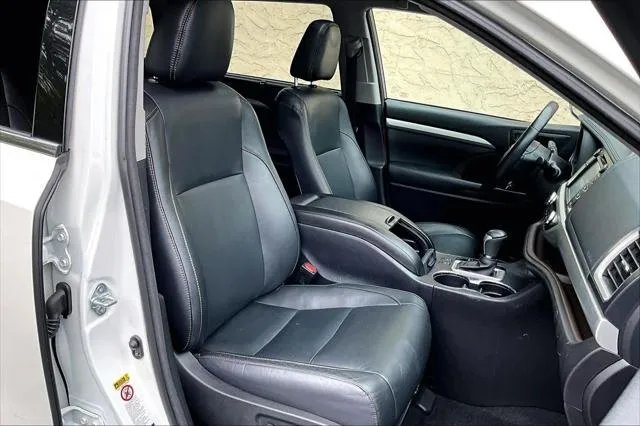2017 Toyota HIGHLANDER thumbnail 9