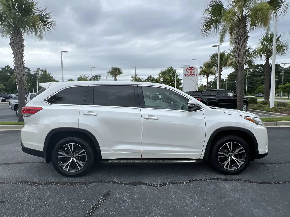 2017 Toyota Highlander LE Plus thumbnail 10