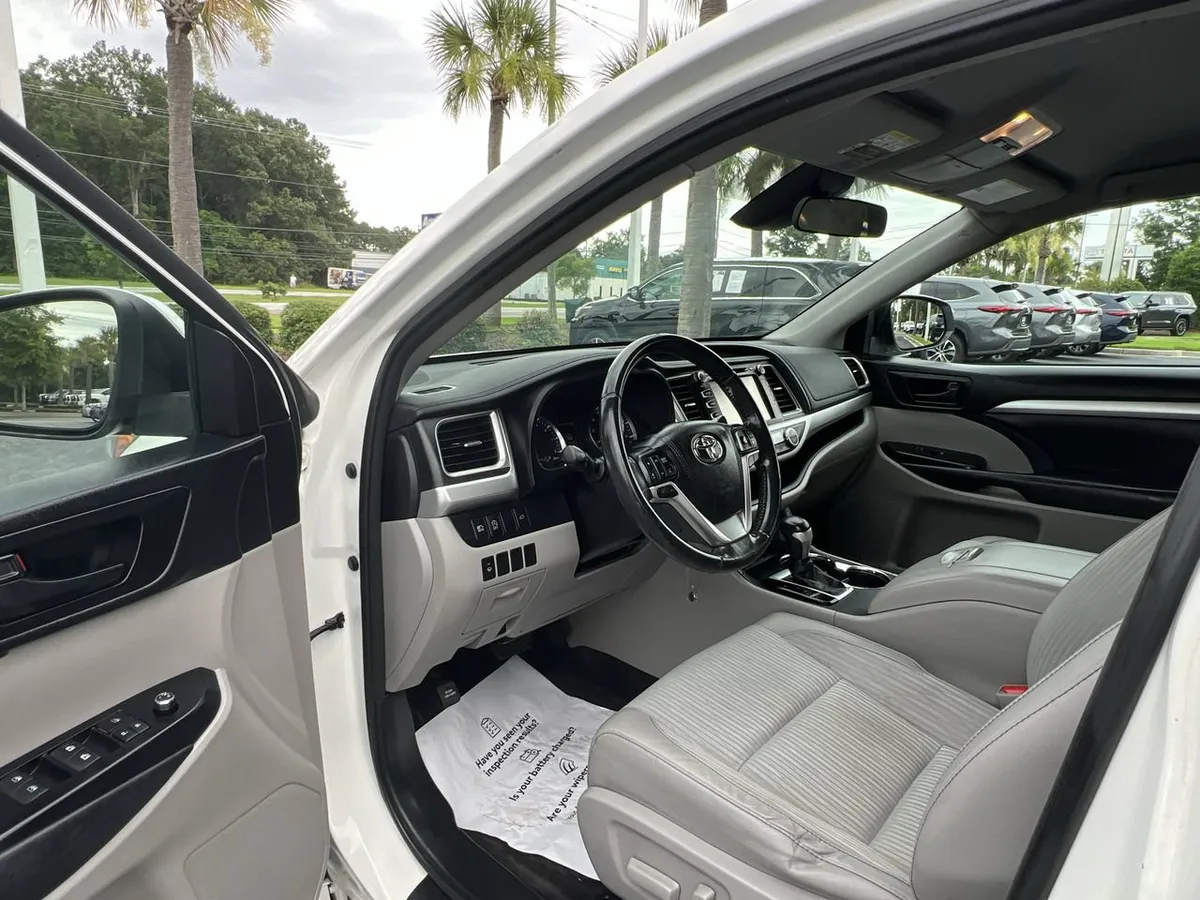 2017 Toyota Highlander LE Plus thumbnail 13