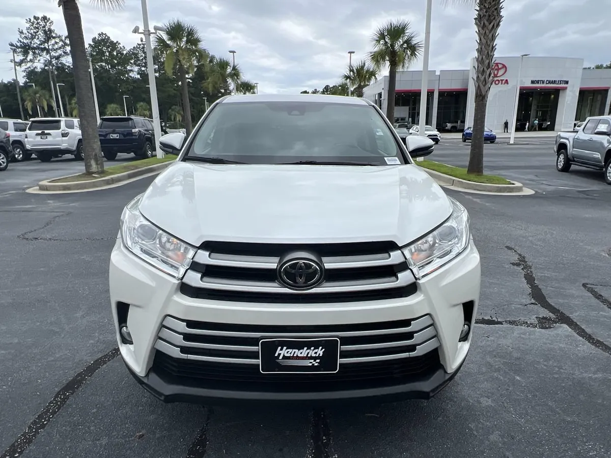 2017 Toyota Highlander LE Plus thumbnail 2
