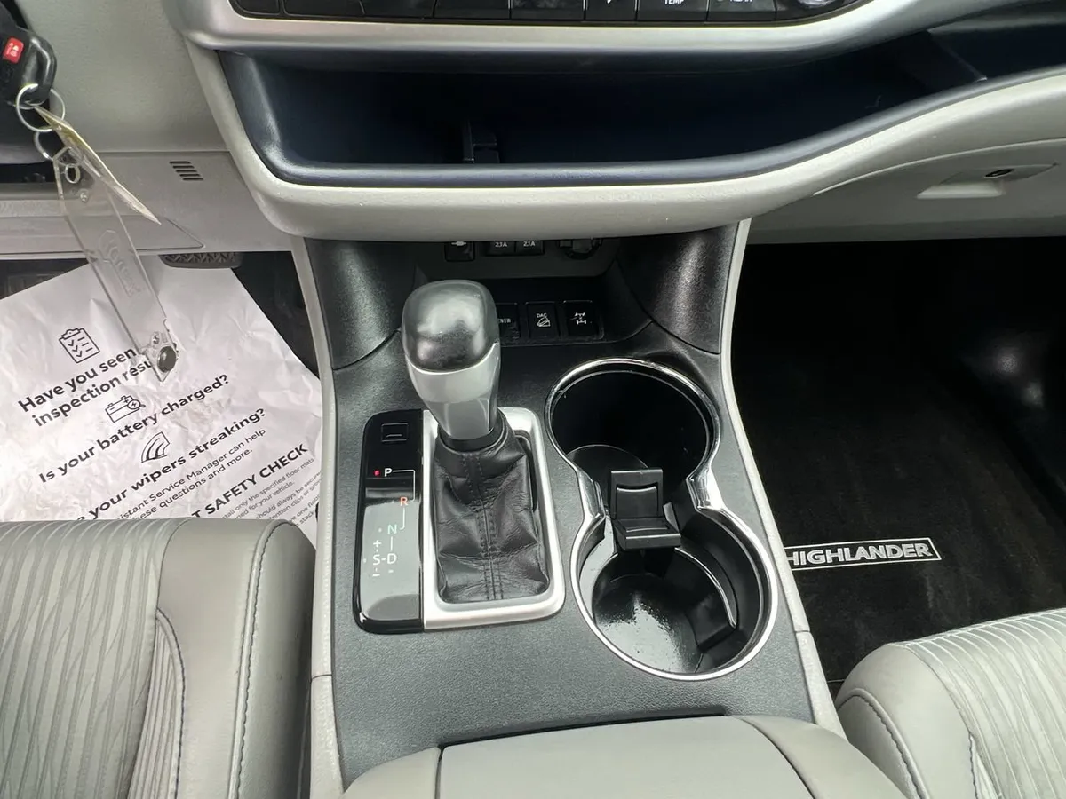2017 Toyota Highlander LE Plus thumbnail 24