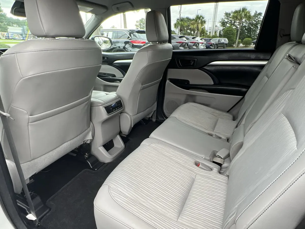 2017 Toyota Highlander LE Plus thumbnail 27