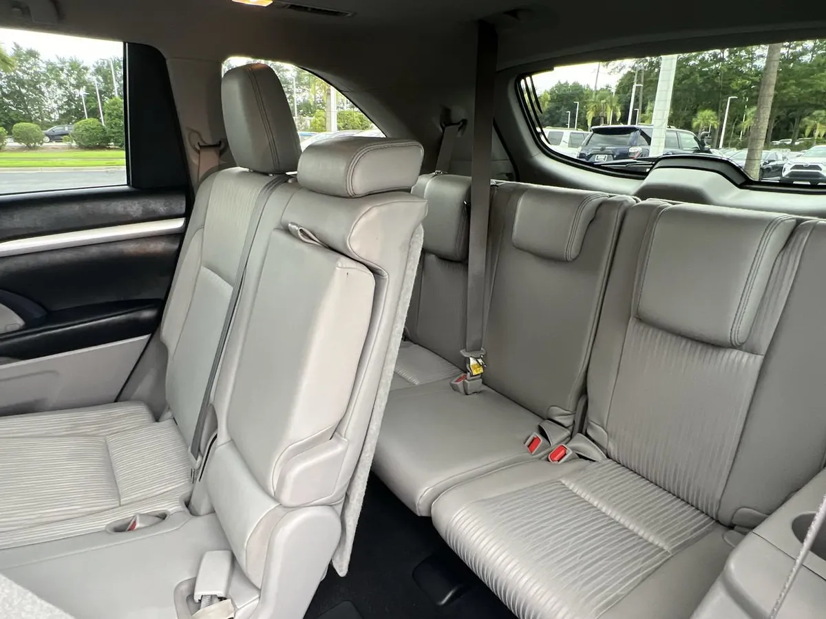 2017 Toyota Highlander LE Plus thumbnail 28