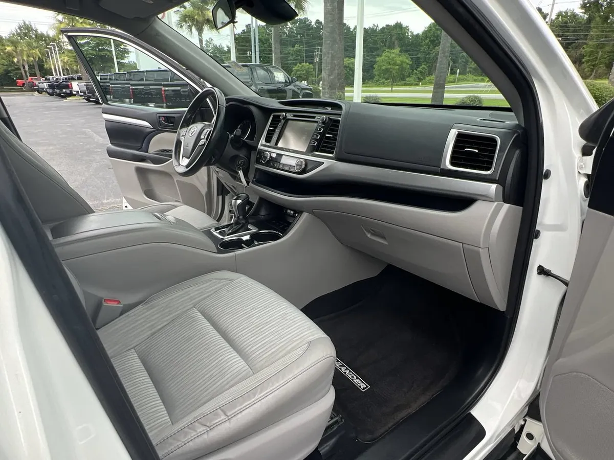 2017 Toyota Highlander LE Plus thumbnail 30
