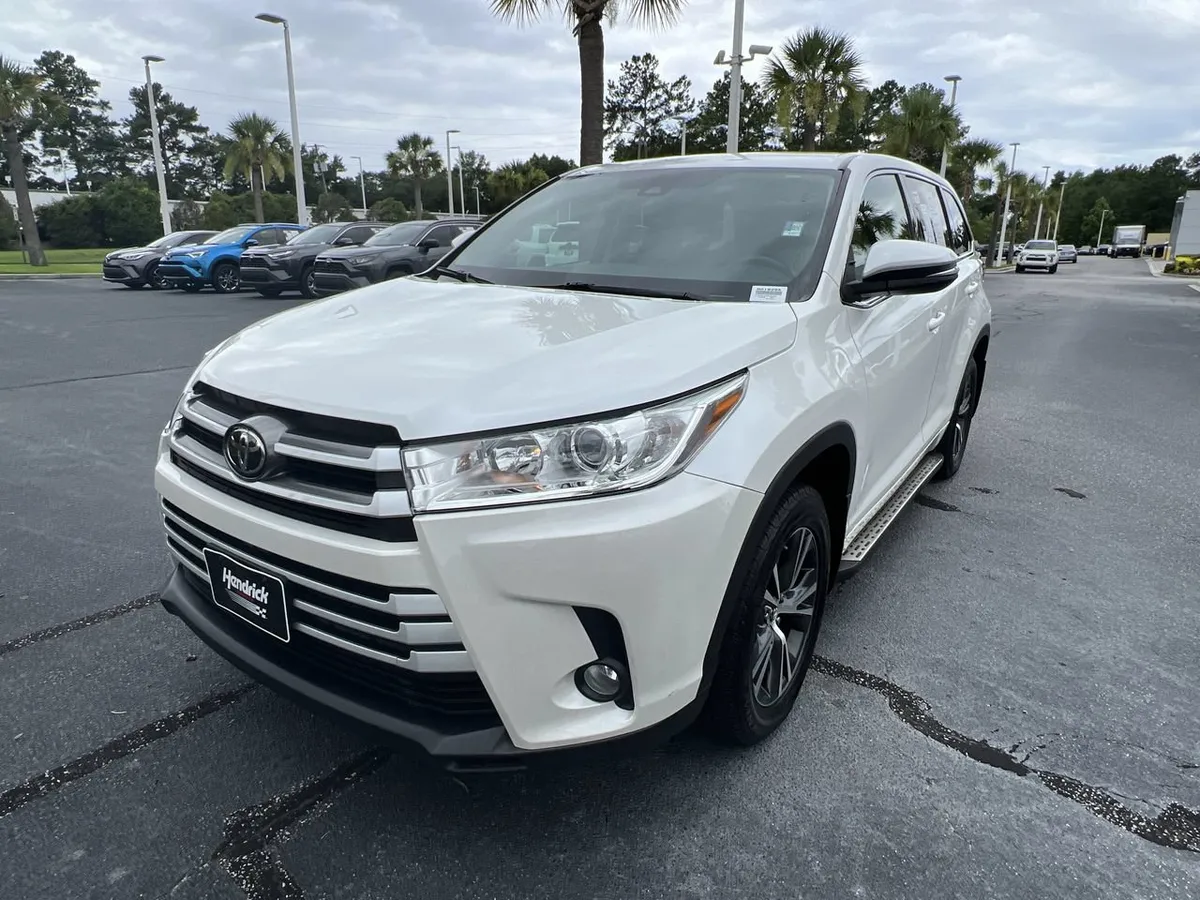 2017 Toyota Highlander LE Plus thumbnail 4