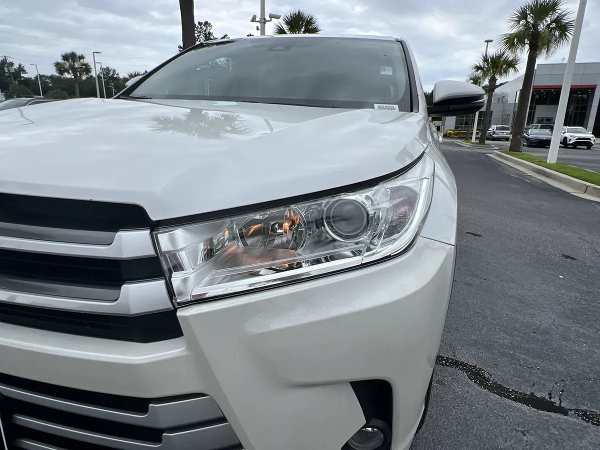 2017 Toyota Highlander LE Plus thumbnail 5