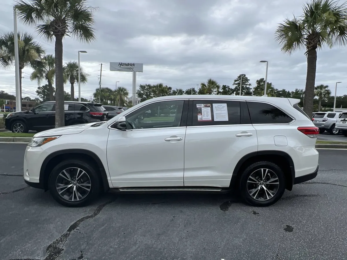 2017 Toyota Highlander LE Plus thumbnail 6