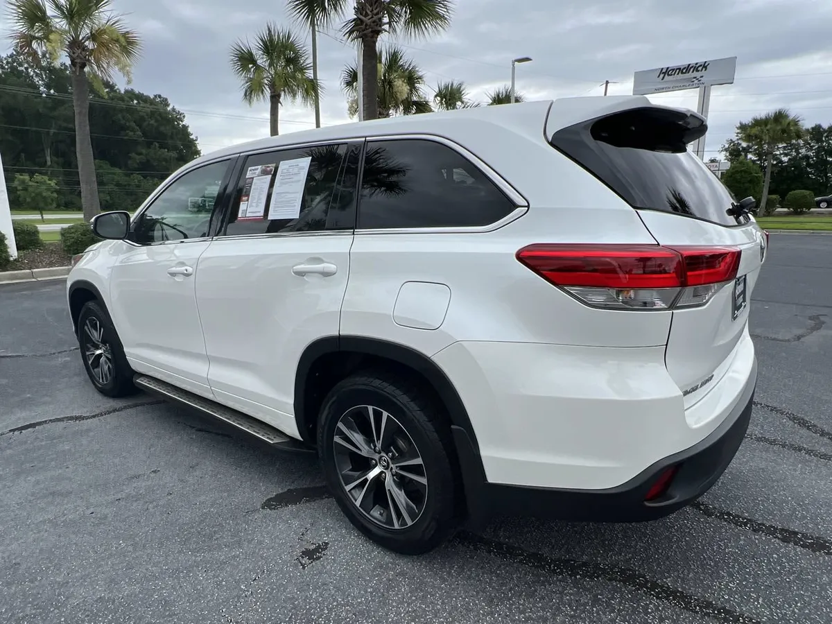 2017 Toyota Highlander LE Plus thumbnail 7