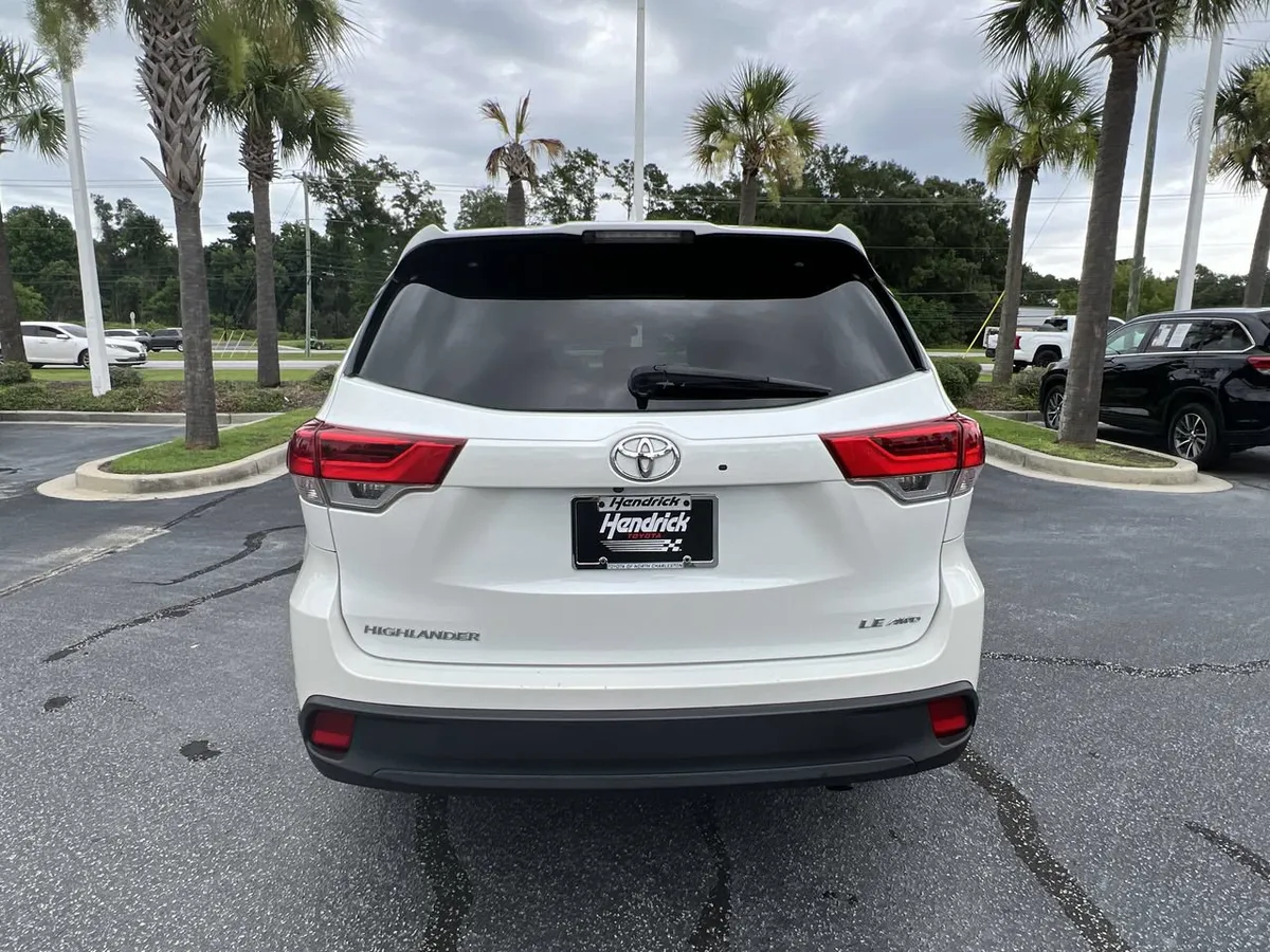 2017 Toyota Highlander LE Plus thumbnail 8