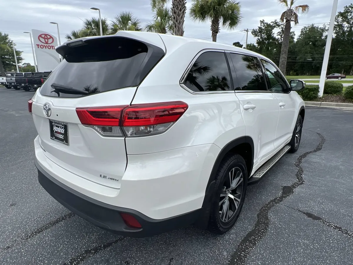 2017 Toyota Highlander LE Plus thumbnail 9