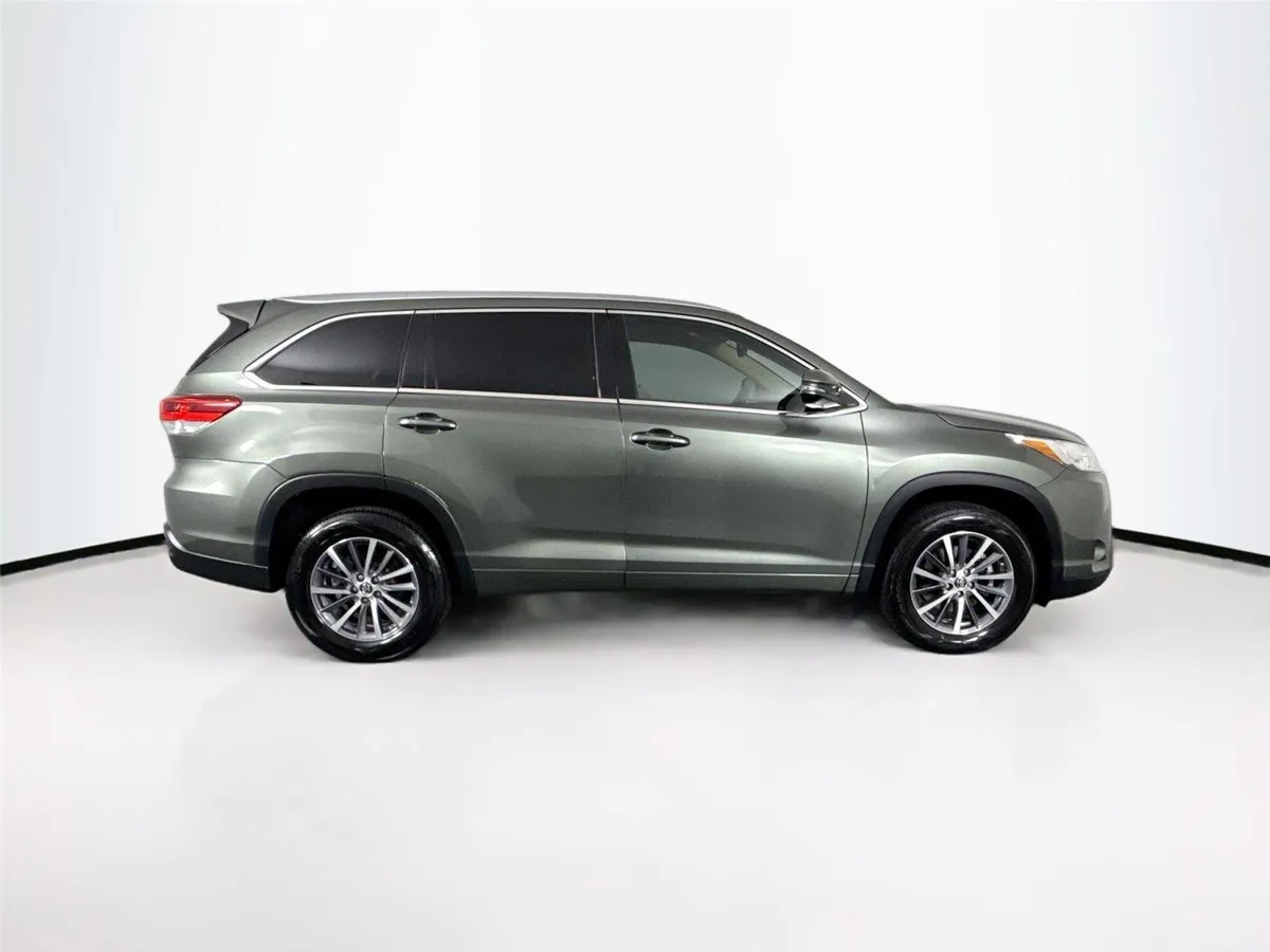 2017 Toyota Highlander XLE thumbnail 11