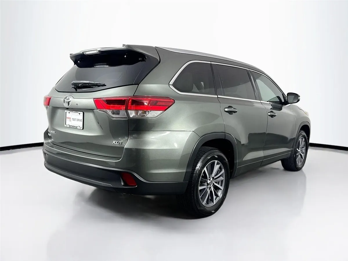 2017 Toyota Highlander XLE thumbnail 2