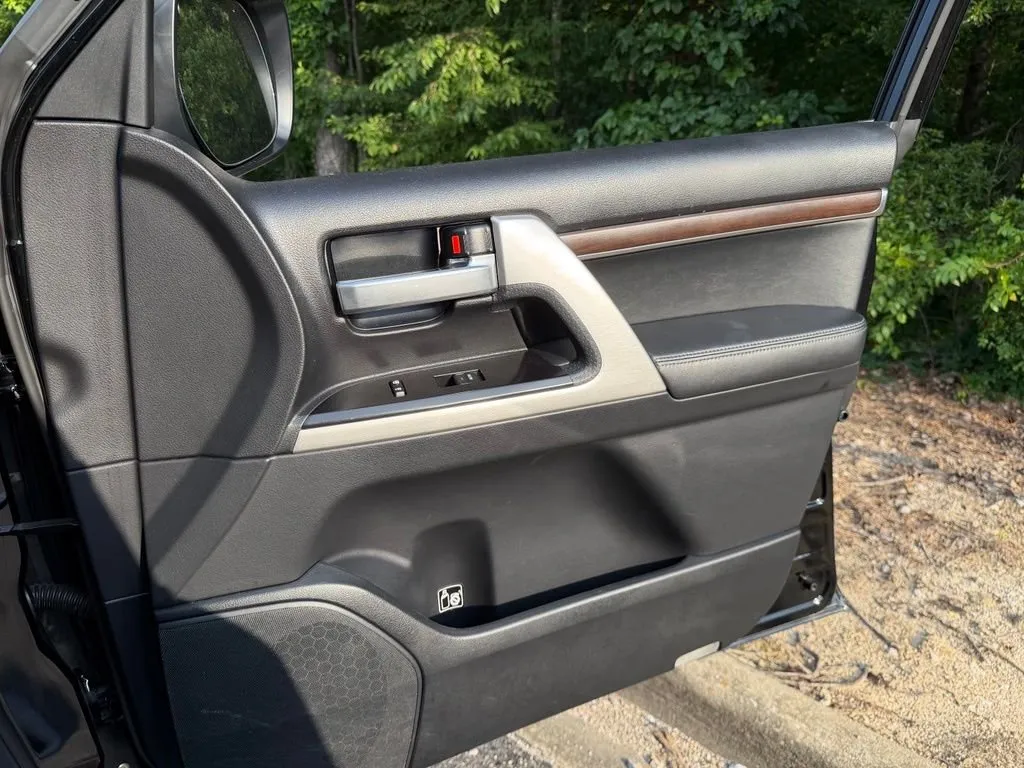 2017 Toyota Land Cruiser Base thumbnail 16