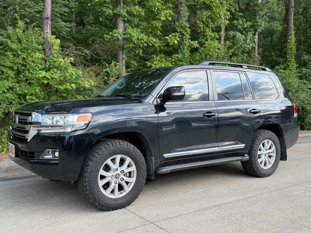 2017 Toyota Land Cruiser Base thumbnail 2