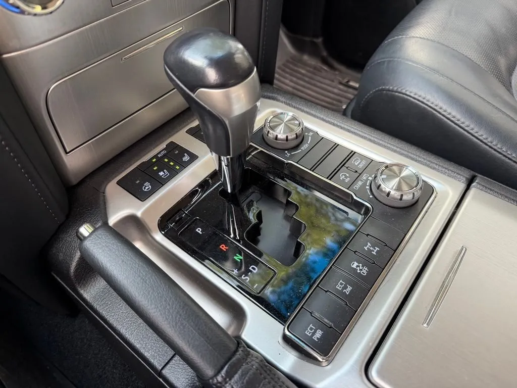 2017 Toyota Land Cruiser Base thumbnail 24