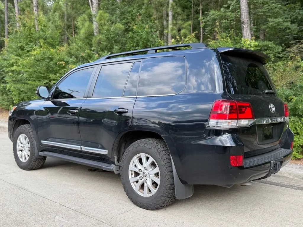 2017 Toyota Land Cruiser Base thumbnail 3