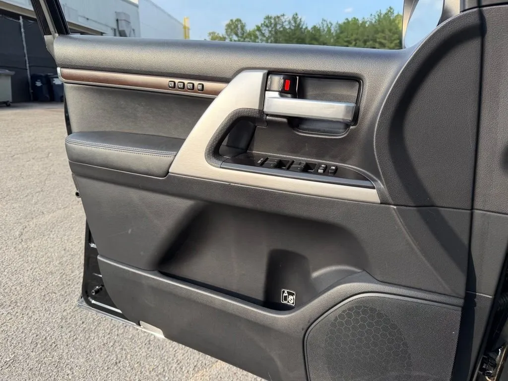 2017 Toyota Land Cruiser Base thumbnail 9